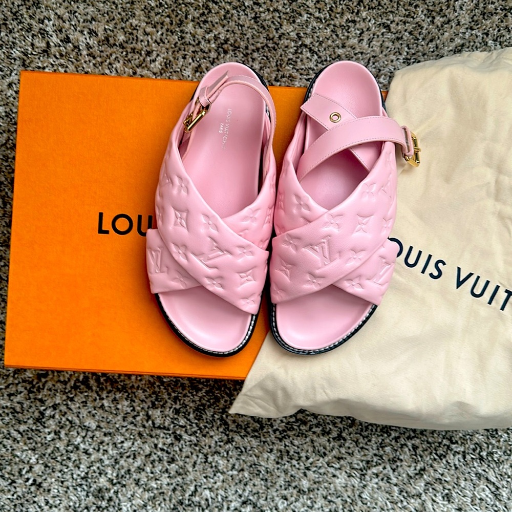 Brand New Louis Vuitton Baby Pink Sandals 💕
Very comfortable and Cute .
